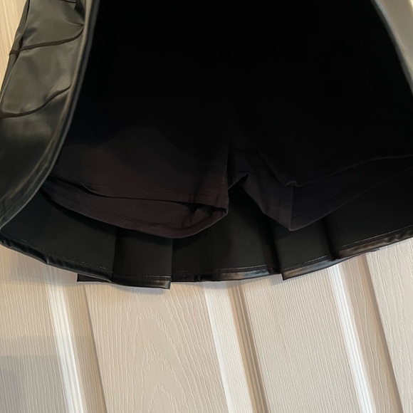 Trendy Black Faux Leather Mini Skirt NWT M - Picture 3 of 3